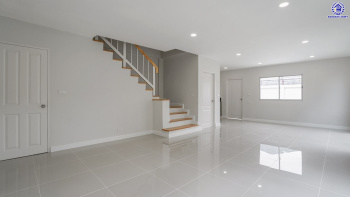 บ้านมือสองตกแต่งใหม่ แบรนด์หรู Sansiri โครงการ พลัสซิตี้พาร์ค งามวงศ์วาน25 ทาวน์โฮม 3 ชั้นหลังมุม ใจกลางเมือง เนื้อที่ 38.3 ร.ว. พื้นที่ใช้สอย 205.13 ตร.ม. ฟังก์ชันการใช้งาน 3 ห้องนอน 3 ห้องน้ำ จอดรถได้ 2 คัน บนทำเลศักยภาพ เข้า-ออกได้หลายเส้นทาง ใกล้แหล่ง Community ชั้นนำ เดอะมอลล์งามวงศ์วาน ทางด่วน "ศรีรัช" และรถไฟฟ้า "สถานีศูนย์ราชการนนทบุรี"