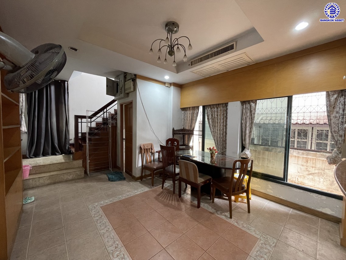 บ้านเดี่ยวมือสอง โครงการ ไทยศิริ ประดิษฐ์มนูธรรม เนื้อที่ 49 ตร.ว. พื้นที่ใช้สอย 300 ตร.ม. ฟังก์ชัน 4 ห้องนอน 4 ห้องน้ำ 1 ห้องแม่บ้าน จอดรถได้ 4 คัน พร้อมของแถมขอหลายรายการเข้าอยู่ได้เลย! ทำเลใจกลางเมือง ถนนลาดพร้าว, ถนนรามคำแหง, ถนนประเสริฐมนูกิจ ใกล้จุดขึ้นทางด่วน "ทางพิเศษฉลองรัช" และเดินทางสะดวกสบาย ใกล้รถไฟฟ้าสายรถไฟฟ้าสายสีเหลือง "สถานีลาดพร้าว83"