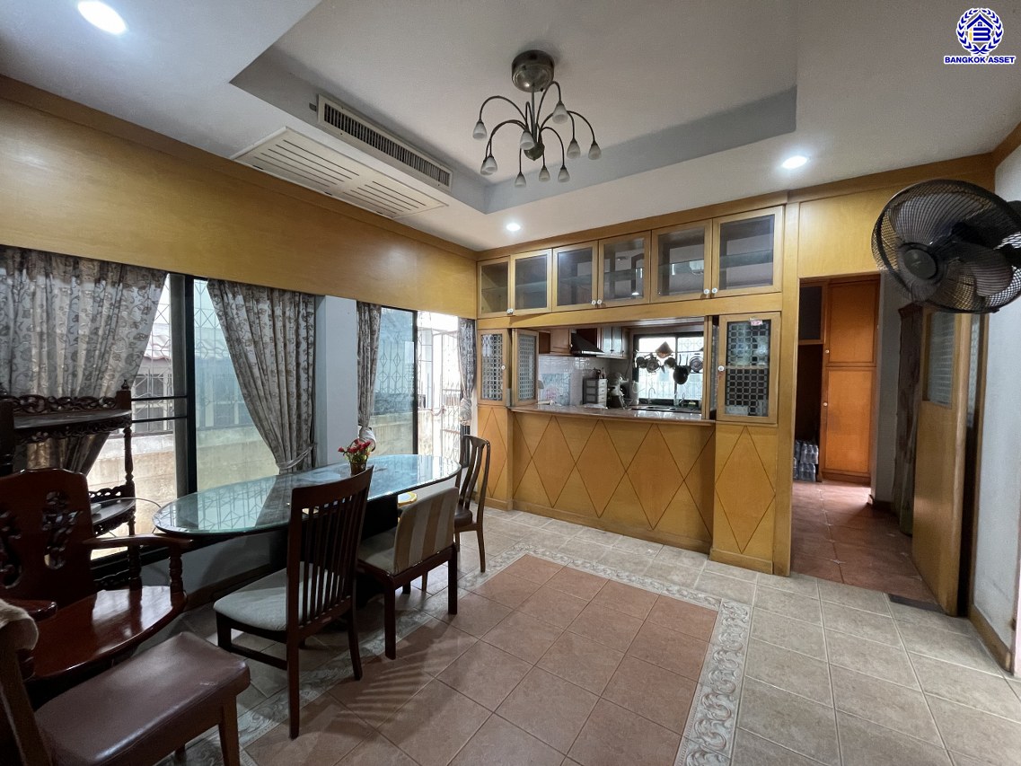 บ้านเดี่ยวมือสอง โครงการ ไทยศิริ ประดิษฐ์มนูธรรม เนื้อที่ 49 ตร.ว. พื้นที่ใช้สอย 300 ตร.ม. ฟังก์ชัน 4 ห้องนอน 4 ห้องน้ำ 1 ห้องแม่บ้าน จอดรถได้ 4 คัน พร้อมของแถมขอหลายรายการเข้าอยู่ได้เลย! ทำเลใจกลางเมือง ถนนลาดพร้าว, ถนนรามคำแหง, ถนนประเสริฐมนูกิจ ใกล้จุดขึ้นทางด่วน "ทางพิเศษฉลองรัช" และเดินทางสะดวกสบาย ใกล้รถไฟฟ้าสายรถไฟฟ้าสายสีเหลือง "สถานีลาดพร้าว83"