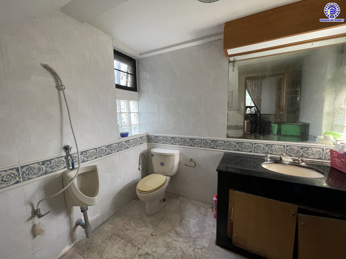 บ้านเดี่ยวมือสอง โครงการ ไทยศิริ ประดิษฐ์มนูธรรม เนื้อที่ 49 ตร.ว. พื้นที่ใช้สอย 300 ตร.ม. ฟังก์ชัน 4 ห้องนอน 4 ห้องน้ำ 1 ห้องแม่บ้าน จอดรถได้ 4 คัน พร้อมของแถมขอหลายรายการเข้าอยู่ได้เลย! ทำเลใจกลางเมือง ถนนลาดพร้าว, ถนนรามคำแหง, ถนนประเสริฐมนูกิจ ใกล้จุดขึ้นทางด่วน "ทางพิเศษฉลองรัช" และเดินทางสะดวกสบาย ใกล้รถไฟฟ้าสายรถไฟฟ้าสายสีเหลือง "สถานีลาดพร้าว83"