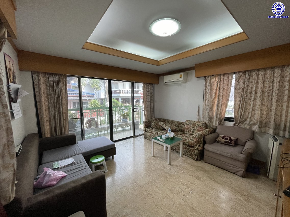 บ้านเดี่ยวมือสอง โครงการ ไทยศิริ ประดิษฐ์มนูธรรม เนื้อที่ 49 ตร.ว. พื้นที่ใช้สอย 300 ตร.ม. ฟังก์ชัน 4 ห้องนอน 4 ห้องน้ำ 1 ห้องแม่บ้าน จอดรถได้ 4 คัน พร้อมของแถมขอหลายรายการเข้าอยู่ได้เลย! ทำเลใจกลางเมือง ถนนลาดพร้าว, ถนนรามคำแหง, ถนนประเสริฐมนูกิจ ใกล้จุดขึ้นทางด่วน "ทางพิเศษฉลองรัช" และเดินทางสะดวกสบาย ใกล้รถไฟฟ้าสายรถไฟฟ้าสายสีเหลือง "สถานีลาดพร้าว83"