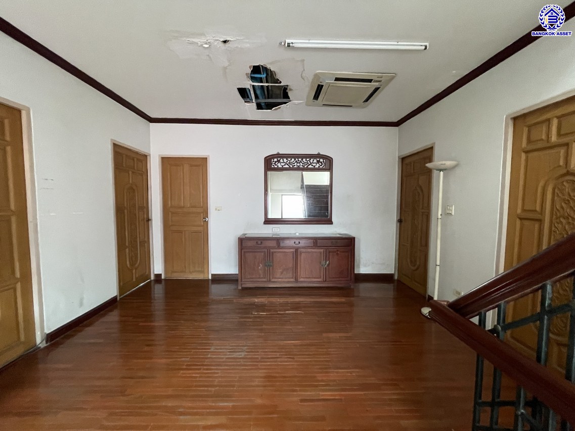 บ้านเดี่ยวมือสอง โครงการ ไทยศิริ ประดิษฐ์มนูธรรม เนื้อที่ 49 ตร.ว. พื้นที่ใช้สอย 300 ตร.ม. ฟังก์ชัน 4 ห้องนอน 4 ห้องน้ำ 1 ห้องแม่บ้าน จอดรถได้ 4 คัน พร้อมของแถมขอหลายรายการเข้าอยู่ได้เลย! ทำเลใจกลางเมือง ถนนลาดพร้าว, ถนนรามคำแหง, ถนนประเสริฐมนูกิจ ใกล้จุดขึ้นทางด่วน "ทางพิเศษฉลองรัช" และเดินทางสะดวกสบาย ใกล้รถไฟฟ้าสายรถไฟฟ้าสายสีเหลือง "สถานีลาดพร้าว83"