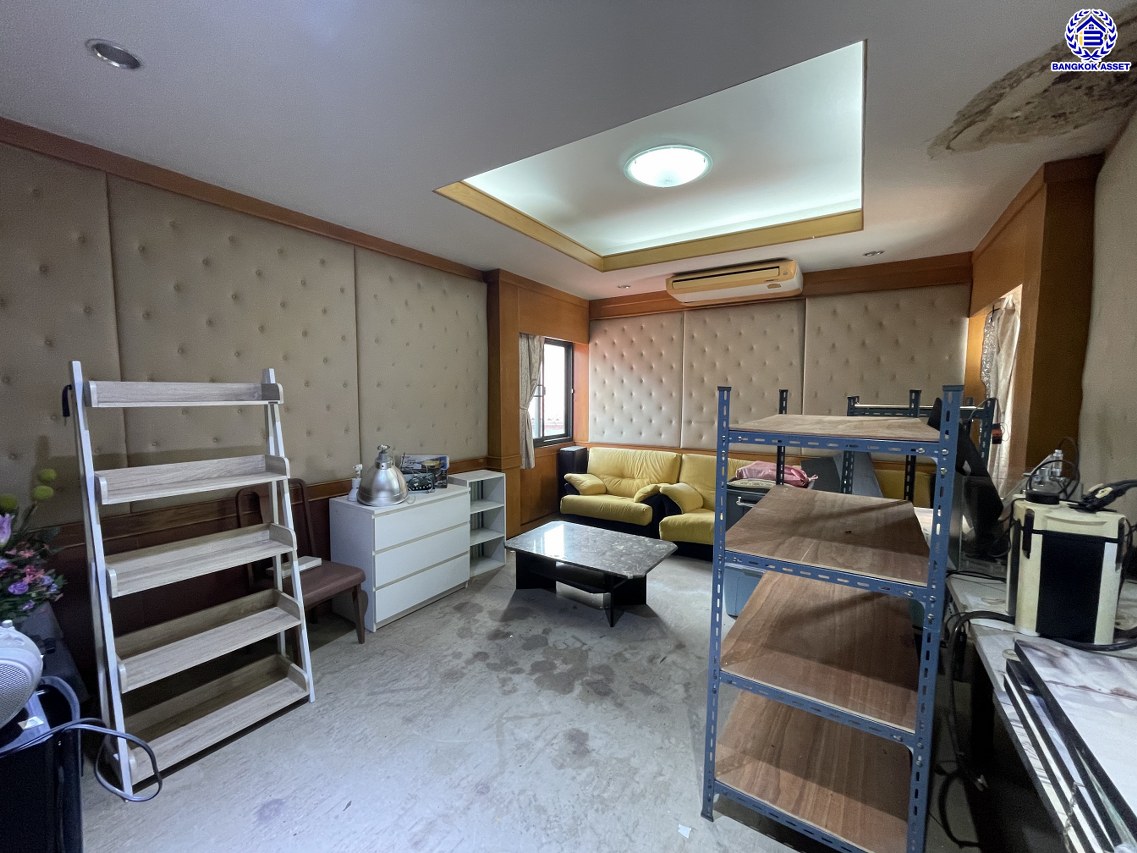 บ้านเดี่ยวมือสอง โครงการ ไทยศิริ ประดิษฐ์มนูธรรม เนื้อที่ 49 ตร.ว. พื้นที่ใช้สอย 300 ตร.ม. ฟังก์ชัน 4 ห้องนอน 4 ห้องน้ำ 1 ห้องแม่บ้าน จอดรถได้ 4 คัน พร้อมของแถมขอหลายรายการเข้าอยู่ได้เลย! ทำเลใจกลางเมือง ถนนลาดพร้าว, ถนนรามคำแหง, ถนนประเสริฐมนูกิจ ใกล้จุดขึ้นทางด่วน "ทางพิเศษฉลองรัช" และเดินทางสะดวกสบาย ใกล้รถไฟฟ้าสายรถไฟฟ้าสายสีเหลือง "สถานีลาดพร้าว83"