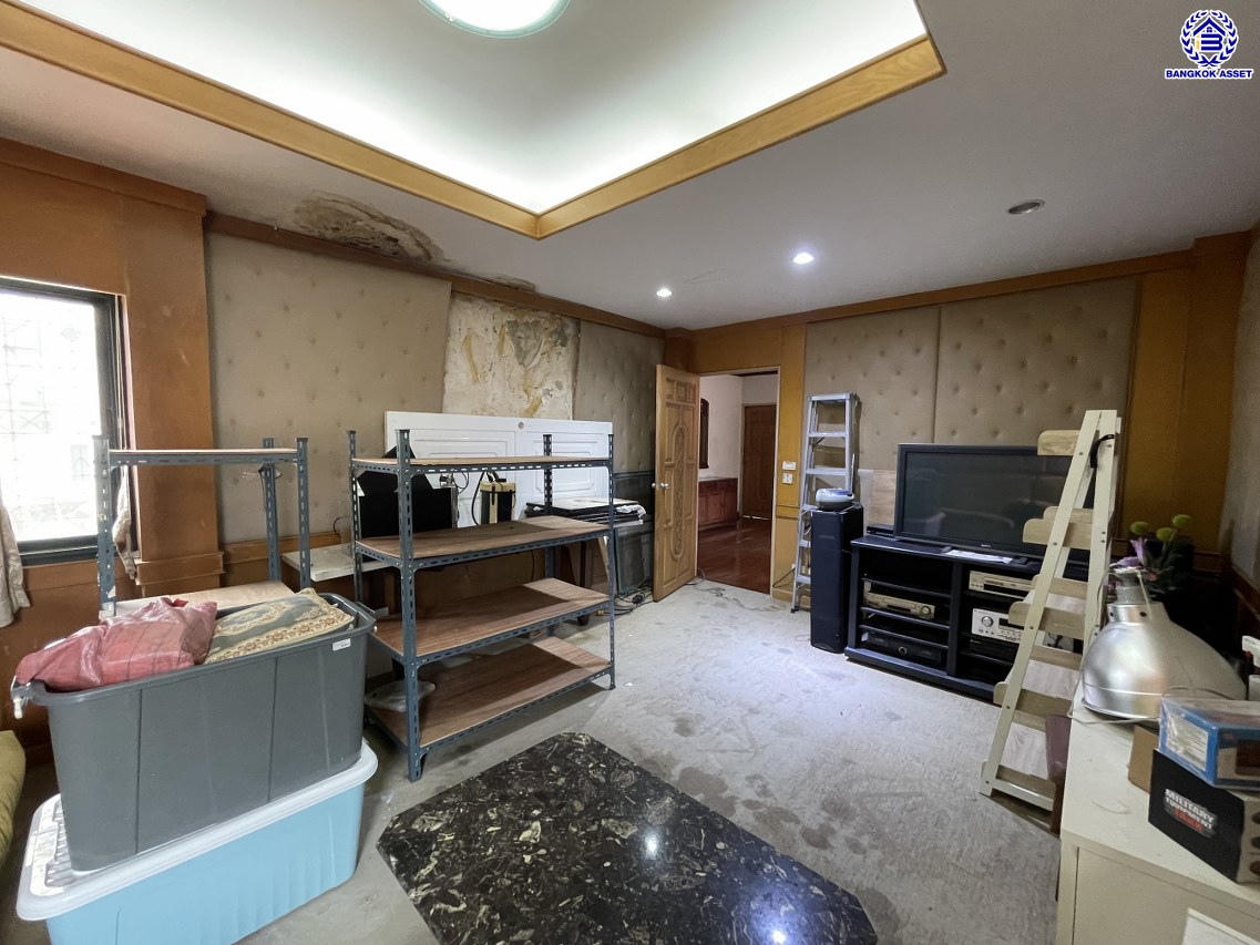 บ้านเดี่ยวมือสอง โครงการ ไทยศิริ ประดิษฐ์มนูธรรม เนื้อที่ 49 ตร.ว. พื้นที่ใช้สอย 300 ตร.ม. ฟังก์ชัน 4 ห้องนอน 4 ห้องน้ำ 1 ห้องแม่บ้าน จอดรถได้ 4 คัน พร้อมของแถมขอหลายรายการเข้าอยู่ได้เลย! ทำเลใจกลางเมือง ถนนลาดพร้าว, ถนนรามคำแหง, ถนนประเสริฐมนูกิจ ใกล้จุดขึ้นทางด่วน "ทางพิเศษฉลองรัช" และเดินทางสะดวกสบาย ใกล้รถไฟฟ้าสายรถไฟฟ้าสายสีเหลือง "สถานีลาดพร้าว83"