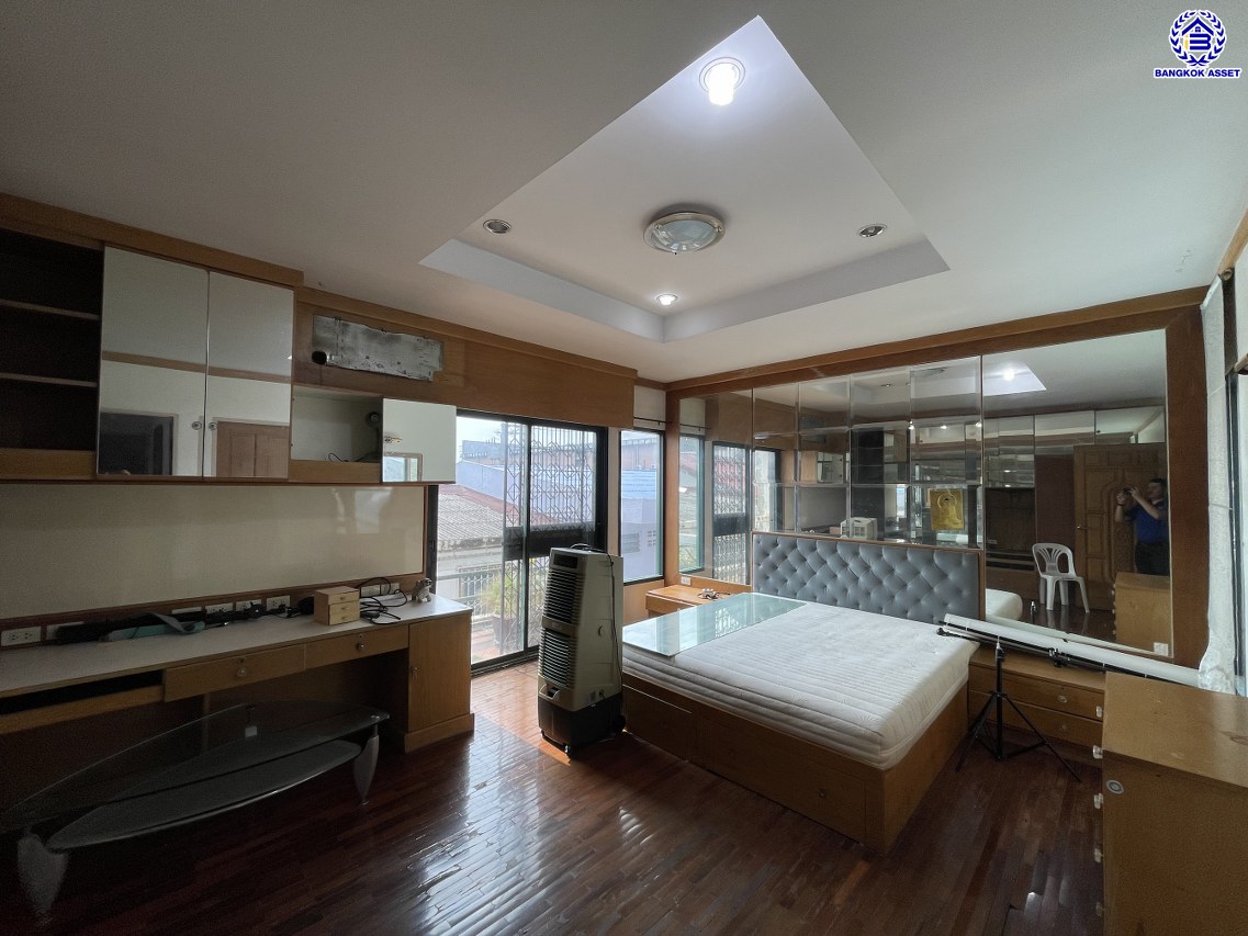 บ้านเดี่ยวมือสอง โครงการ ไทยศิริ ประดิษฐ์มนูธรรม เนื้อที่ 49 ตร.ว. พื้นที่ใช้สอย 300 ตร.ม. ฟังก์ชัน 4 ห้องนอน 4 ห้องน้ำ 1 ห้องแม่บ้าน จอดรถได้ 4 คัน พร้อมของแถมขอหลายรายการเข้าอยู่ได้เลย! ทำเลใจกลางเมือง ถนนลาดพร้าว, ถนนรามคำแหง, ถนนประเสริฐมนูกิจ ใกล้จุดขึ้นทางด่วน "ทางพิเศษฉลองรัช" และเดินทางสะดวกสบาย ใกล้รถไฟฟ้าสายรถไฟฟ้าสายสีเหลือง "สถานีลาดพร้าว83"