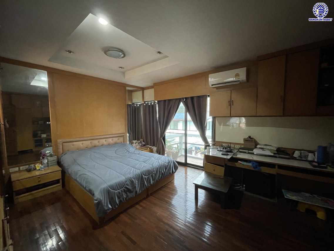 บ้านเดี่ยวมือสอง โครงการ ไทยศิริ ประดิษฐ์มนูธรรม เนื้อที่ 49 ตร.ว. พื้นที่ใช้สอย 300 ตร.ม. ฟังก์ชัน 4 ห้องนอน 4 ห้องน้ำ 1 ห้องแม่บ้าน จอดรถได้ 4 คัน พร้อมของแถมขอหลายรายการเข้าอยู่ได้เลย! ทำเลใจกลางเมือง ถนนลาดพร้าว, ถนนรามคำแหง, ถนนประเสริฐมนูกิจ ใกล้จุดขึ้นทางด่วน "ทางพิเศษฉลองรัช" และเดินทางสะดวกสบาย ใกล้รถไฟฟ้าสายรถไฟฟ้าสายสีเหลือง "สถานีลาดพร้าว83"