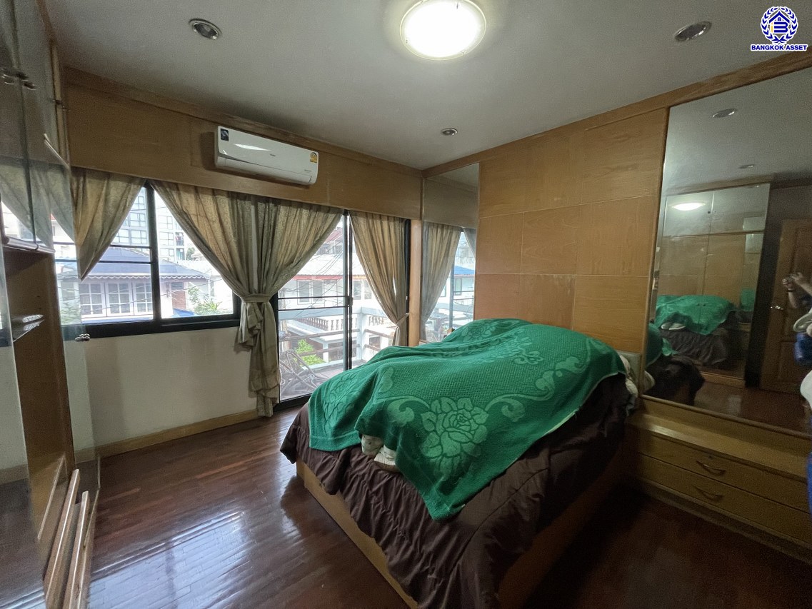 บ้านเดี่ยวมือสอง โครงการ ไทยศิริ ประดิษฐ์มนูธรรม เนื้อที่ 49 ตร.ว. พื้นที่ใช้สอย 300 ตร.ม. ฟังก์ชัน 4 ห้องนอน 4 ห้องน้ำ 1 ห้องแม่บ้าน จอดรถได้ 4 คัน พร้อมของแถมขอหลายรายการเข้าอยู่ได้เลย! ทำเลใจกลางเมือง ถนนลาดพร้าว, ถนนรามคำแหง, ถนนประเสริฐมนูกิจ ใกล้จุดขึ้นทางด่วน "ทางพิเศษฉลองรัช" และเดินทางสะดวกสบาย ใกล้รถไฟฟ้าสายรถไฟฟ้าสายสีเหลือง "สถานีลาดพร้าว83"