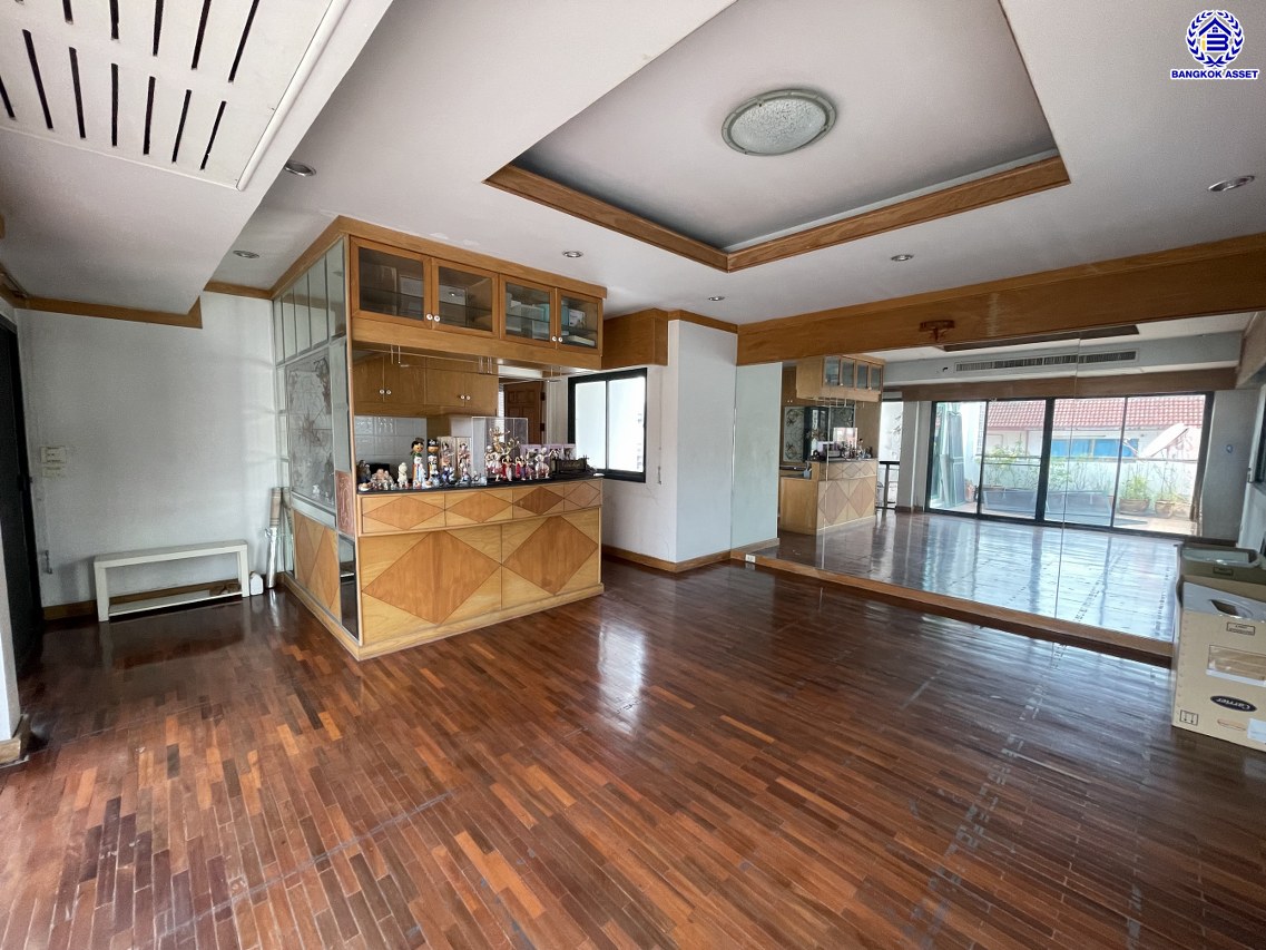 บ้านเดี่ยวมือสอง โครงการ ไทยศิริ ประดิษฐ์มนูธรรม เนื้อที่ 49 ตร.ว. พื้นที่ใช้สอย 300 ตร.ม. ฟังก์ชัน 4 ห้องนอน 4 ห้องน้ำ 1 ห้องแม่บ้าน จอดรถได้ 4 คัน พร้อมของแถมขอหลายรายการเข้าอยู่ได้เลย! ทำเลใจกลางเมือง ถนนลาดพร้าว, ถนนรามคำแหง, ถนนประเสริฐมนูกิจ ใกล้จุดขึ้นทางด่วน "ทางพิเศษฉลองรัช" และเดินทางสะดวกสบาย ใกล้รถไฟฟ้าสายรถไฟฟ้าสายสีเหลือง "สถานีลาดพร้าว83"