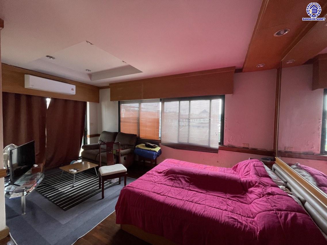 บ้านเดี่ยวมือสอง โครงการ ไทยศิริ ประดิษฐ์มนูธรรม เนื้อที่ 49 ตร.ว. พื้นที่ใช้สอย 300 ตร.ม. ฟังก์ชัน 4 ห้องนอน 4 ห้องน้ำ 1 ห้องแม่บ้าน จอดรถได้ 4 คัน พร้อมของแถมขอหลายรายการเข้าอยู่ได้เลย! ทำเลใจกลางเมือง ถนนลาดพร้าว, ถนนรามคำแหง, ถนนประเสริฐมนูกิจ ใกล้จุดขึ้นทางด่วน "ทางพิเศษฉลองรัช" และเดินทางสะดวกสบาย ใกล้รถไฟฟ้าสายรถไฟฟ้าสายสีเหลือง "สถานีลาดพร้าว83"