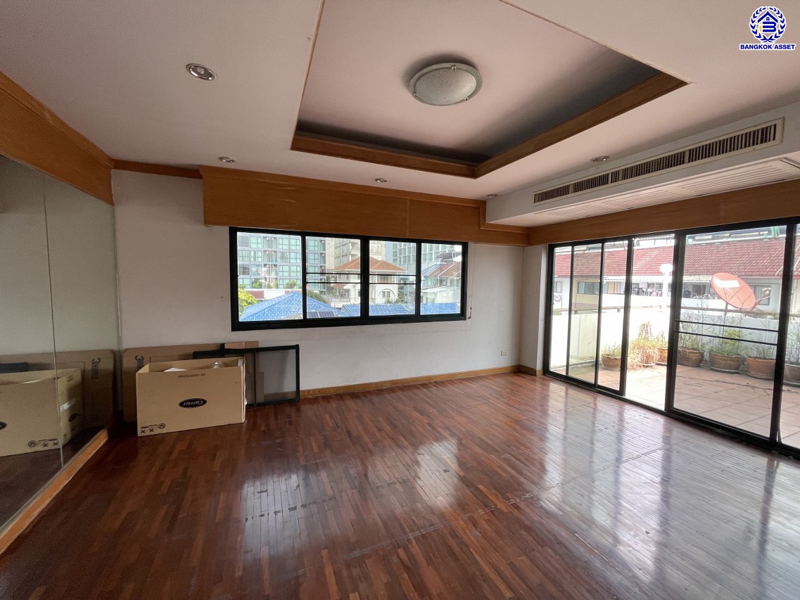 บ้านเดี่ยวมือสอง โครงการ ไทยศิริ ประดิษฐ์มนูธรรม เนื้อที่ 49 ตร.ว. พื้นที่ใช้สอย 300 ตร.ม. ฟังก์ชัน 4 ห้องนอน 4 ห้องน้ำ 1 ห้องแม่บ้าน จอดรถได้ 4 คัน พร้อมของแถมขอหลายรายการเข้าอยู่ได้เลย! ทำเลใจกลางเมือง ถนนลาดพร้าว, ถนนรามคำแหง, ถนนประเสริฐมนูกิจ ใกล้จุดขึ้นทางด่วน "ทางพิเศษฉลองรัช" และเดินทางสะดวกสบาย ใกล้รถไฟฟ้าสายรถไฟฟ้าสายสีเหลือง "สถานีลาดพร้าว83"