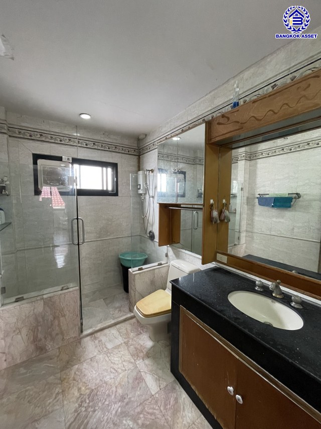 บ้านเดี่ยวมือสอง โครงการ ไทยศิริ ประดิษฐ์มนูธรรม เนื้อที่ 49 ตร.ว. พื้นที่ใช้สอย 300 ตร.ม. ฟังก์ชัน 4 ห้องนอน 4 ห้องน้ำ 1 ห้องแม่บ้าน จอดรถได้ 4 คัน พร้อมของแถมขอหลายรายการเข้าอยู่ได้เลย! ทำเลใจกลางเมือง ถนนลาดพร้าว, ถนนรามคำแหง, ถนนประเสริฐมนูกิจ ใกล้จุดขึ้นทางด่วน "ทางพิเศษฉลองรัช" และเดินทางสะดวกสบาย ใกล้รถไฟฟ้าสายรถไฟฟ้าสายสีเหลือง "สถานีลาดพร้าว83"