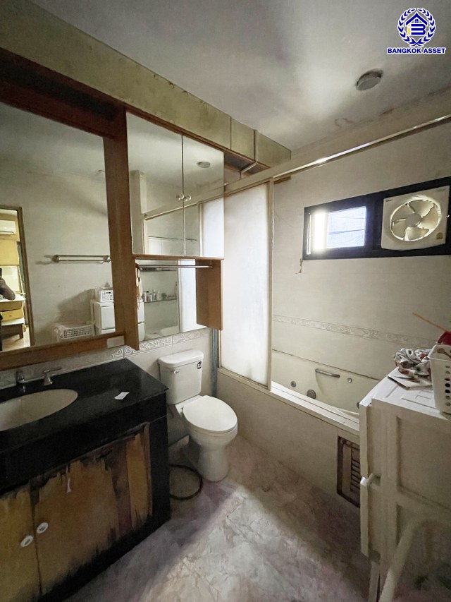 บ้านเดี่ยวมือสอง โครงการ ไทยศิริ ประดิษฐ์มนูธรรม เนื้อที่ 49 ตร.ว. พื้นที่ใช้สอย 300 ตร.ม. ฟังก์ชัน 4 ห้องนอน 4 ห้องน้ำ 1 ห้องแม่บ้าน จอดรถได้ 4 คัน พร้อมของแถมขอหลายรายการเข้าอยู่ได้เลย! ทำเลใจกลางเมือง ถนนลาดพร้าว, ถนนรามคำแหง, ถนนประเสริฐมนูกิจ ใกล้จุดขึ้นทางด่วน "ทางพิเศษฉลองรัช" และเดินทางสะดวกสบาย ใกล้รถไฟฟ้าสายรถไฟฟ้าสายสีเหลือง "สถานีลาดพร้าว83"