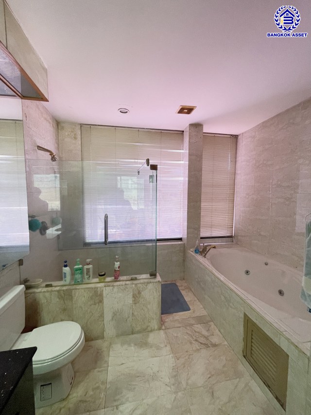 บ้านเดี่ยวมือสอง โครงการ ไทยศิริ ประดิษฐ์มนูธรรม เนื้อที่ 49 ตร.ว. พื้นที่ใช้สอย 300 ตร.ม. ฟังก์ชัน 4 ห้องนอน 4 ห้องน้ำ 1 ห้องแม่บ้าน จอดรถได้ 4 คัน พร้อมของแถมขอหลายรายการเข้าอยู่ได้เลย! ทำเลใจกลางเมือง ถนนลาดพร้าว, ถนนรามคำแหง, ถนนประเสริฐมนูกิจ ใกล้จุดขึ้นทางด่วน "ทางพิเศษฉลองรัช" และเดินทางสะดวกสบาย ใกล้รถไฟฟ้าสายรถไฟฟ้าสายสีเหลือง "สถานีลาดพร้าว83"