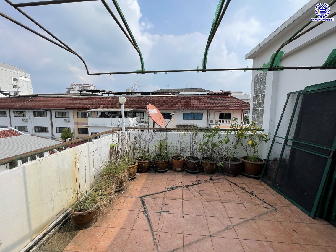 บ้านเดี่ยวมือสอง โครงการ ไทยศิริ ประดิษฐ์มนูธรรม เนื้อที่ 49 ตร.ว. พื้นที่ใช้สอย 300 ตร.ม. ฟังก์ชัน 4 ห้องนอน 4 ห้องน้ำ 1 ห้องแม่บ้าน จอดรถได้ 4 คัน พร้อมของแถมขอหลายรายการเข้าอยู่ได้เลย! ทำเลใจกลางเมือง ถนนลาดพร้าว, ถนนรามคำแหง, ถนนประเสริฐมนูกิจ ใกล้จุดขึ้นทางด่วน "ทางพิเศษฉลองรัช" และเดินทางสะดวกสบาย ใกล้รถไฟฟ้าสายรถไฟฟ้าสายสีเหลือง "สถานีลาดพร้าว83"