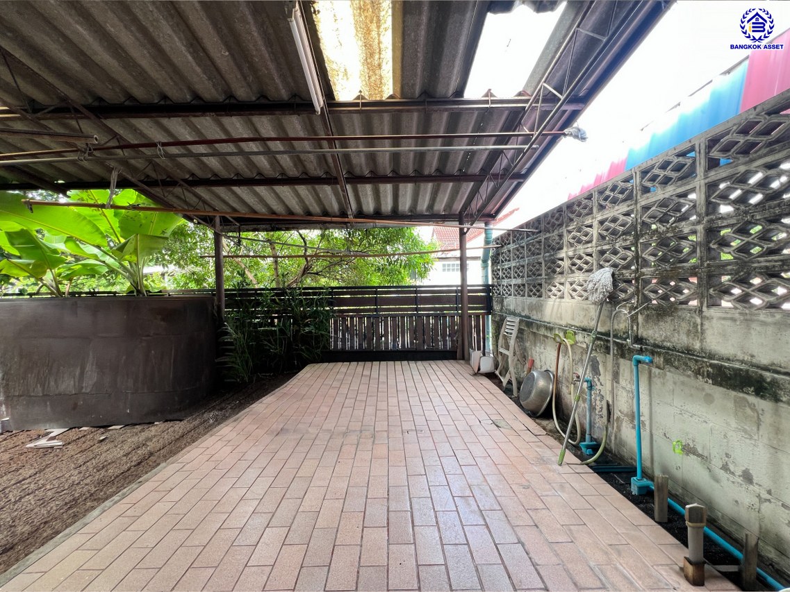 บ้านเดี่ยวมือสอง โครงการ พุดตาน เพชรเกษม81 หลังมุม บนเนื้อที่ 60 ตร.ว. พื้นที่ใช้สอย 154 ตร.ม. พร้อมฟังก์ชัน 3 ห้องนอน 1 ห้องน้ำ จอดรถได้ 1 คัน บนทำเลเชื่อมต่อถนนเพชรเกษม, ถนนพุทธสาคร, ถนนพุทธมณฑลสาย4 ใกล้โครงการรถไฟฟ้าสายสีน้ำเงิน "สถานีหลักสอง" และ ใกล้จุดขึ้นทางด่วน "พระราม 2"