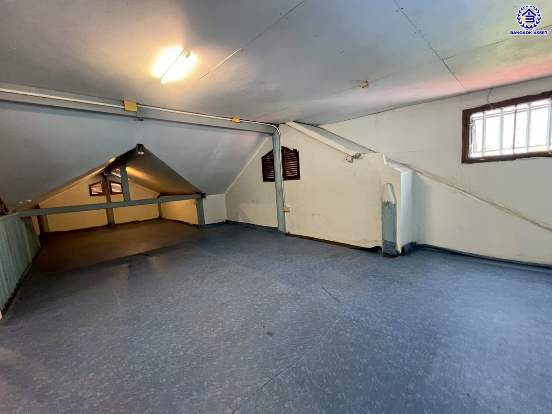 บ้านเดี่ยวมือสอง โครงการ พุดตาน เพชรเกษม81 หลังมุม บนเนื้อที่ 60 ตร.ว. พื้นที่ใช้สอย 154 ตร.ม. พร้อมฟังก์ชัน 3 ห้องนอน 1 ห้องน้ำ จอดรถได้ 1 คัน บนทำเลเชื่อมต่อถนนเพชรเกษม, ถนนพุทธสาคร, ถนนพุทธมณฑลสาย4 ใกล้โครงการรถไฟฟ้าสายสีน้ำเงิน "สถานีหลักสอง" และ ใกล้จุดขึ้นทางด่วน "พระราม 2"