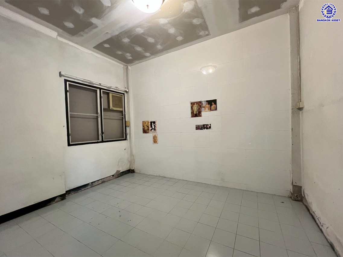 บ้านเดี่ยวมือสอง โครงการ พุดตาน เพชรเกษม81 หลังมุม บนเนื้อที่ 60 ตร.ว. พื้นที่ใช้สอย 154 ตร.ม. พร้อมฟังก์ชัน 3 ห้องนอน 1 ห้องน้ำ จอดรถได้ 1 คัน บนทำเลเชื่อมต่อถนนเพชรเกษม, ถนนพุทธสาคร, ถนนพุทธมณฑลสาย4 ใกล้โครงการรถไฟฟ้าสายสีน้ำเงิน "สถานีหลักสอง" และ ใกล้จุดขึ้นทางด่วน "พระราม 2"