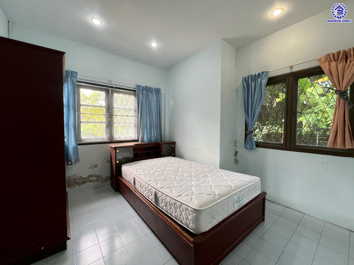 บ้านเดี่ยวมือสอง โครงการ พุดตาน เพชรเกษม81 หลังมุม บนเนื้อที่ 60 ตร.ว. พื้นที่ใช้สอย 154 ตร.ม. พร้อมฟังก์ชัน 3 ห้องนอน 1 ห้องน้ำ จอดรถได้ 1 คัน บนทำเลเชื่อมต่อถนนเพชรเกษม, ถนนพุทธสาคร, ถนนพุทธมณฑลสาย4 ใกล้โครงการรถไฟฟ้าสายสีน้ำเงิน "สถานีหลักสอง" และ ใกล้จุดขึ้นทางด่วน "พระราม 2"