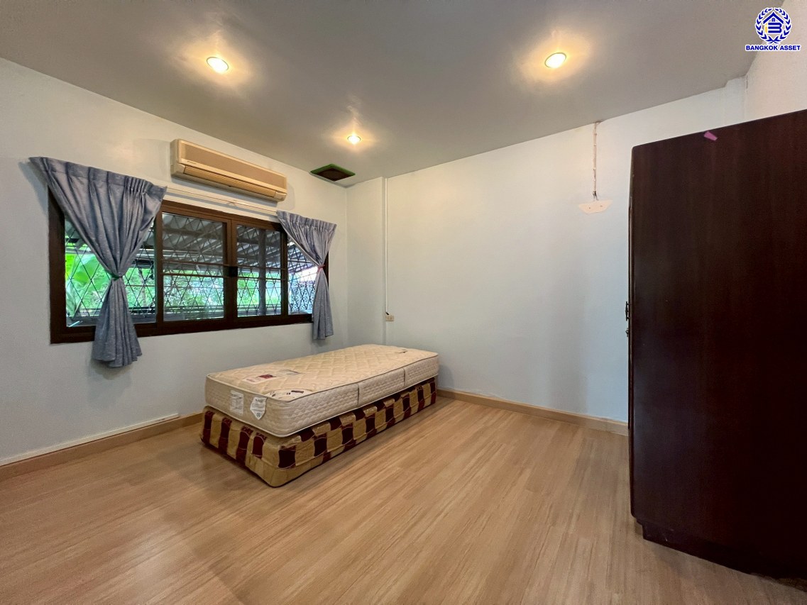 บ้านเดี่ยวมือสอง โครงการ พุดตาน เพชรเกษม81 หลังมุม บนเนื้อที่ 60 ตร.ว. พื้นที่ใช้สอย 154 ตร.ม. พร้อมฟังก์ชัน 3 ห้องนอน 1 ห้องน้ำ จอดรถได้ 1 คัน บนทำเลเชื่อมต่อถนนเพชรเกษม, ถนนพุทธสาคร, ถนนพุทธมณฑลสาย4 ใกล้โครงการรถไฟฟ้าสายสีน้ำเงิน "สถานีหลักสอง" และ ใกล้จุดขึ้นทางด่วน "พระราม 2"