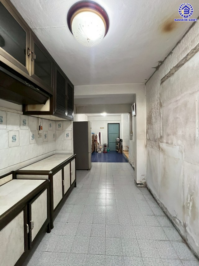 บ้านเดี่ยวมือสอง โครงการ พุดตาน เพชรเกษม81 หลังมุม บนเนื้อที่ 60 ตร.ว. พื้นที่ใช้สอย 154 ตร.ม. พร้อมฟังก์ชัน 3 ห้องนอน 1 ห้องน้ำ จอดรถได้ 1 คัน บนทำเลเชื่อมต่อถนนเพชรเกษม, ถนนพุทธสาคร, ถนนพุทธมณฑลสาย4 ใกล้โครงการรถไฟฟ้าสายสีน้ำเงิน "สถานีหลักสอง" และ ใกล้จุดขึ้นทางด่วน "พระราม 2"