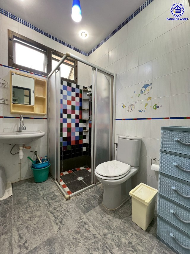 บ้านเดี่ยวมือสอง โครงการ พุดตาน เพชรเกษม81 หลังมุม บนเนื้อที่ 60 ตร.ว. พื้นที่ใช้สอย 154 ตร.ม. พร้อมฟังก์ชัน 3 ห้องนอน 1 ห้องน้ำ จอดรถได้ 1 คัน บนทำเลเชื่อมต่อถนนเพชรเกษม, ถนนพุทธสาคร, ถนนพุทธมณฑลสาย4 ใกล้โครงการรถไฟฟ้าสายสีน้ำเงิน "สถานีหลักสอง" และ ใกล้จุดขึ้นทางด่วน "พระราม 2"