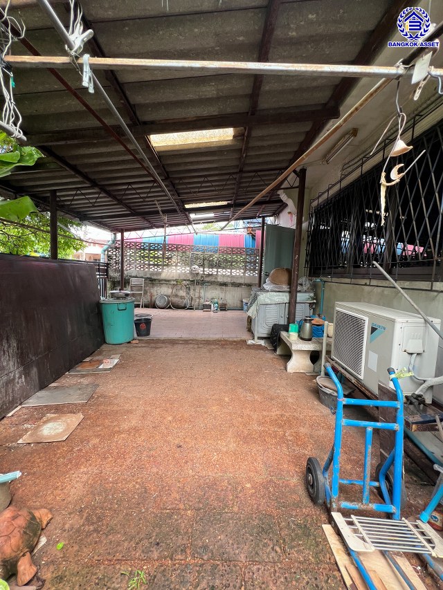 บ้านเดี่ยวมือสอง โครงการ พุดตาน เพชรเกษม81 หลังมุม บนเนื้อที่ 60 ตร.ว. พื้นที่ใช้สอย 154 ตร.ม. พร้อมฟังก์ชัน 3 ห้องนอน 1 ห้องน้ำ จอดรถได้ 1 คัน บนทำเลเชื่อมต่อถนนเพชรเกษม, ถนนพุทธสาคร, ถนนพุทธมณฑลสาย4 ใกล้โครงการรถไฟฟ้าสายสีน้ำเงิน "สถานีหลักสอง" และ ใกล้จุดขึ้นทางด่วน "พระราม 2"