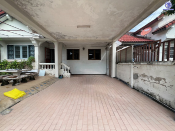 บ้านเดี่ยวมือสอง โครงการ พุดตาน เพชรเกษม81 หลังมุม บนเนื้อที่ 60 ตร.ว. พื้นที่ใช้สอย 154 ตร.ม. พร้อมฟังก์ชัน 3 ห้องนอน 1 ห้องน้ำ จอดรถได้ 1 คัน บนทำเลเชื่อมต่อถนนเพชรเกษม, ถนนพุทธสาคร, ถนนพุทธมณฑลสาย4 ใกล้โครงการรถไฟฟ้าสายสีน้ำเงิน "สถานีหลักสอง" และ ใกล้จุดขึ้นทางด่วน "พระราม 2"