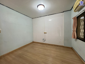 บ้านเดี่ยวมือสอง โครงการ พุดตาน เพชรเกษม81 หลังมุม บนเนื้อที่ 60 ตร.ว. พื้นที่ใช้สอย 154 ตร.ม. พร้อมฟังก์ชัน 3 ห้องนอน 1 ห้องน้ำ จอดรถได้ 1 คัน บนทำเลเชื่อมต่อถนนเพชรเกษม, ถนนพุทธสาคร, ถนนพุทธมณฑลสาย4 ใกล้โครงการรถไฟฟ้าสายสีน้ำเงิน "สถานีหลักสอง" และ ใกล้จุดขึ้นทางด่วน "พระราม 2"