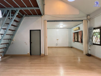 บ้านเดี่ยวมือสอง โครงการ พุดตาน เพชรเกษม81 หลังมุม บนเนื้อที่ 60 ตร.ว. พื้นที่ใช้สอย 154 ตร.ม. พร้อมฟังก์ชัน 3 ห้องนอน 1 ห้องน้ำ จอดรถได้ 1 คัน บนทำเลเชื่อมต่อถนนเพชรเกษม, ถนนพุทธสาคร, ถนนพุทธมณฑลสาย4 ใกล้โครงการรถไฟฟ้าสายสีน้ำเงิน "สถานีหลักสอง" และ ใกล้จุดขึ้นทางด่วน "พระราม 2"