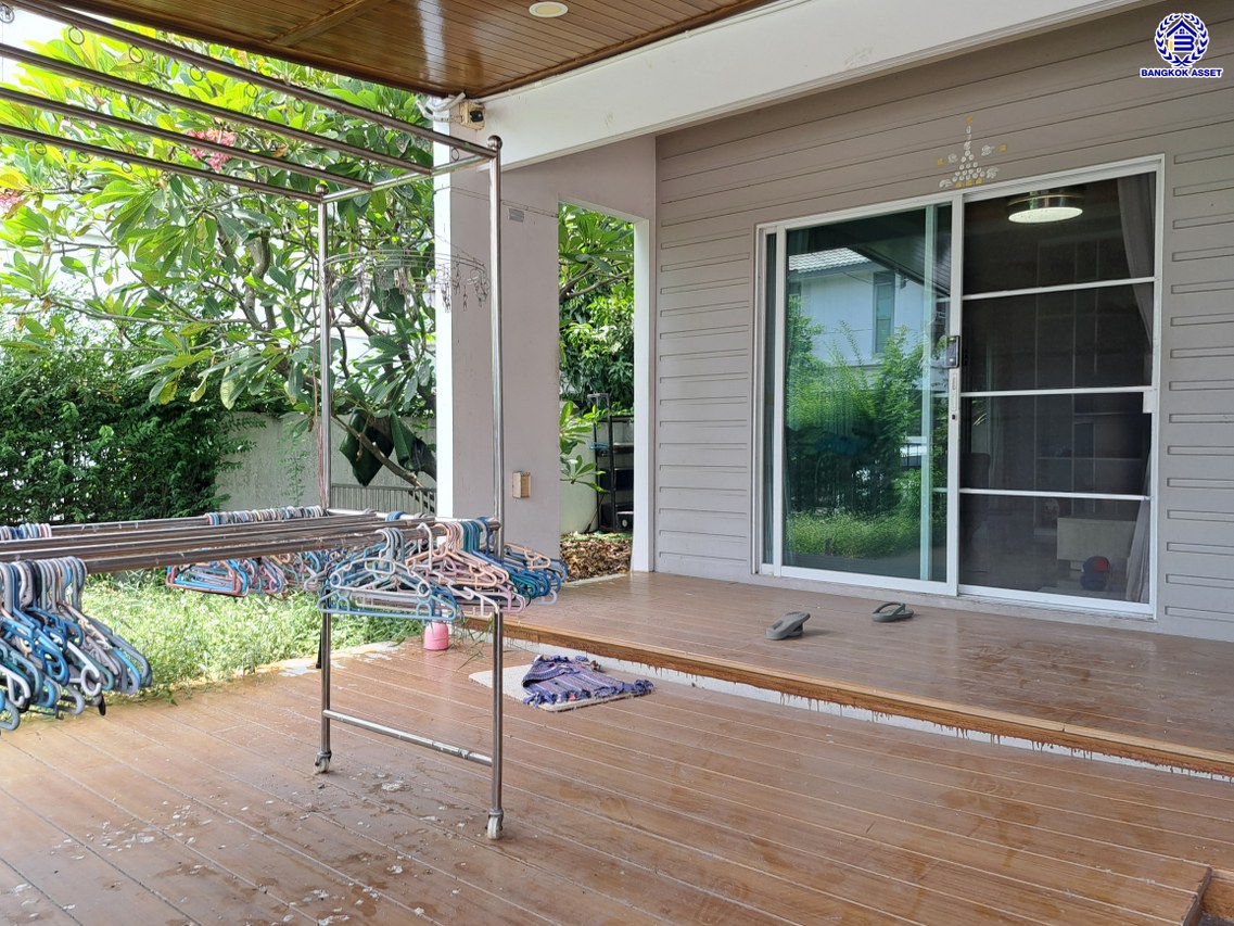 บ้านเดี่ยวมือสองนนทบุรี โครงการ อินนิซิโอ ปิ่นเกล้า-วงแหวน เนื้อที่ 50.40 ตร.ว. พื้นที่ใช้สอย 167 ตร.ม. ฟังก์ชัน 3 ห้องนอน 2 ห้องน้ำ 2 ที่จอดรถ พร้อมของแถมอีกหลายรายการ บนทำเลเดินทางสะดวก เชื่อมต่อทั้งปิ่นเกล้า-ศาลายา ใกล้เซ็นทรัลเวสต์เกต รถไฟฟ้าสายสีม่วง "สถานีตลาดบางใหญ่" และทางด่วน "กาญจนาภิเษก"