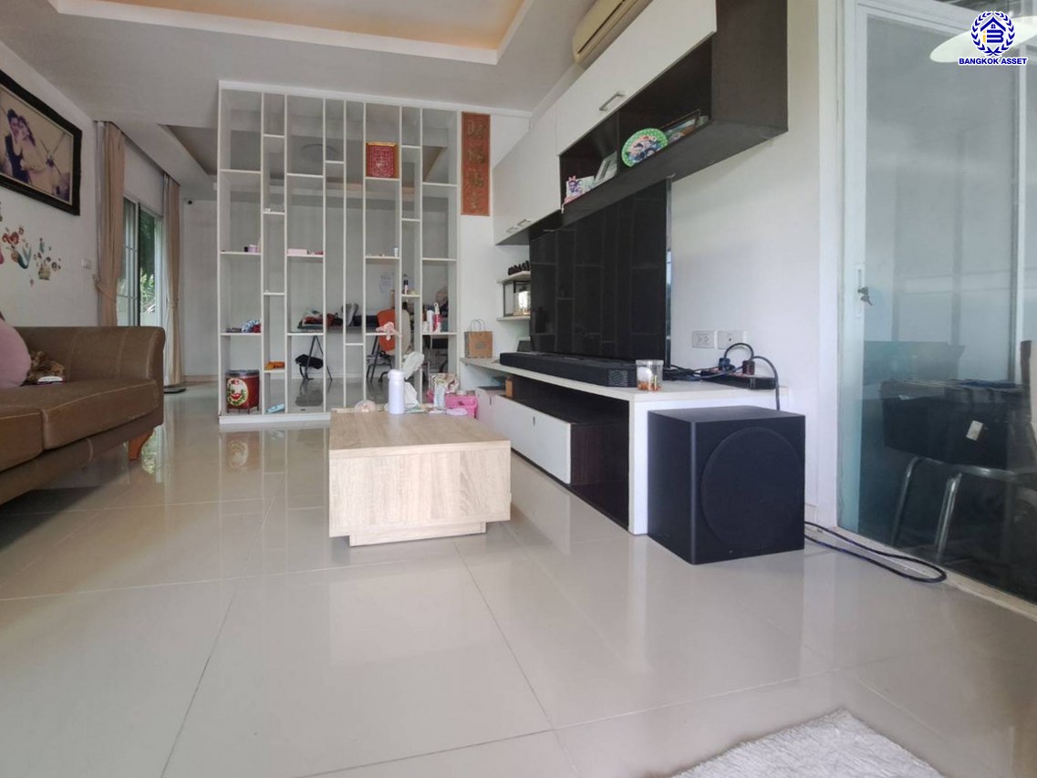 บ้านเดี่ยวมือสองนนทบุรี โครงการ อินนิซิโอ ปิ่นเกล้า-วงแหวน เนื้อที่ 50.40 ตร.ว. พื้นที่ใช้สอย 167 ตร.ม. ฟังก์ชัน 3 ห้องนอน 2 ห้องน้ำ 2 ที่จอดรถ พร้อมของแถมอีกหลายรายการ บนทำเลเดินทางสะดวก เชื่อมต่อทั้งปิ่นเกล้า-ศาลายา ใกล้เซ็นทรัลเวสต์เกต รถไฟฟ้าสายสีม่วง "สถานีตลาดบางใหญ่" และทางด่วน "กาญจนาภิเษก"