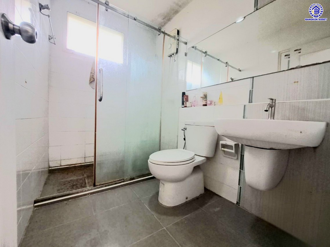 บ้านเดี่ยวมือสองนนทบุรี โครงการ อินนิซิโอ ปิ่นเกล้า-วงแหวน เนื้อที่ 50.40 ตร.ว. พื้นที่ใช้สอย 167 ตร.ม. ฟังก์ชัน 3 ห้องนอน 2 ห้องน้ำ 2 ที่จอดรถ พร้อมของแถมอีกหลายรายการ บนทำเลเดินทางสะดวก เชื่อมต่อทั้งปิ่นเกล้า-ศาลายา ใกล้เซ็นทรัลเวสต์เกต รถไฟฟ้าสายสีม่วง "สถานีตลาดบางใหญ่" และทางด่วน "กาญจนาภิเษก"