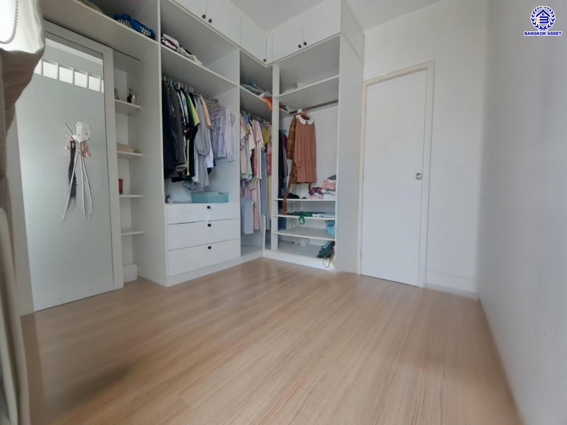 บ้านเดี่ยวมือสองนนทบุรี โครงการ อินนิซิโอ ปิ่นเกล้า-วงแหวน เนื้อที่ 50.40 ตร.ว. พื้นที่ใช้สอย 167 ตร.ม. ฟังก์ชัน 3 ห้องนอน 2 ห้องน้ำ 2 ที่จอดรถ พร้อมของแถมอีกหลายรายการ บนทำเลเดินทางสะดวก เชื่อมต่อทั้งปิ่นเกล้า-ศาลายา ใกล้เซ็นทรัลเวสต์เกต รถไฟฟ้าสายสีม่วง "สถานีตลาดบางใหญ่" และทางด่วน "กาญจนาภิเษก"