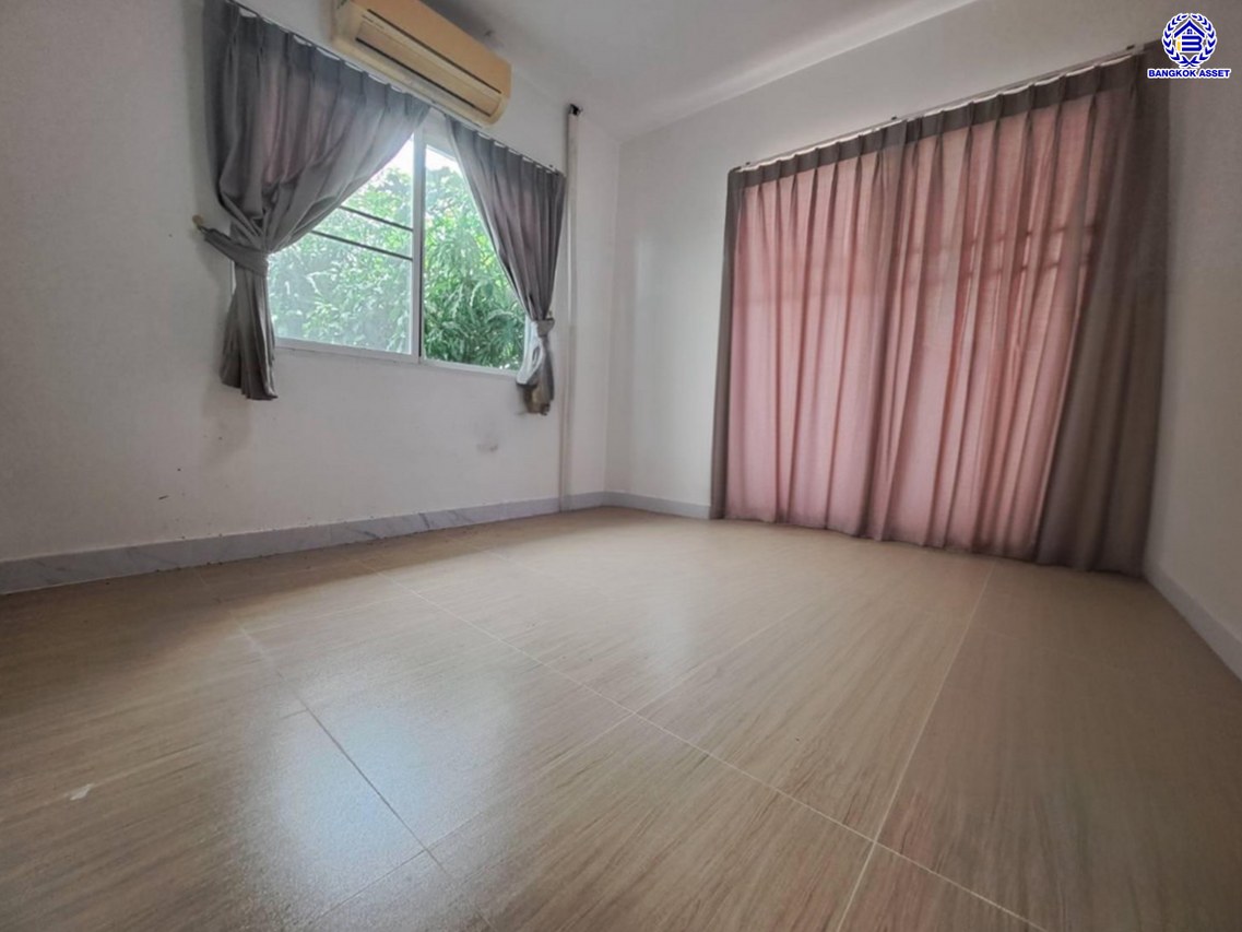 บ้านเดี่ยวมือสองนนทบุรี โครงการ อินนิซิโอ ปิ่นเกล้า-วงแหวน เนื้อที่ 50.40 ตร.ว. พื้นที่ใช้สอย 167 ตร.ม. ฟังก์ชัน 3 ห้องนอน 2 ห้องน้ำ 2 ที่จอดรถ พร้อมของแถมอีกหลายรายการ บนทำเลเดินทางสะดวก เชื่อมต่อทั้งปิ่นเกล้า-ศาลายา ใกล้เซ็นทรัลเวสต์เกต รถไฟฟ้าสายสีม่วง "สถานีตลาดบางใหญ่" และทางด่วน "กาญจนาภิเษก"