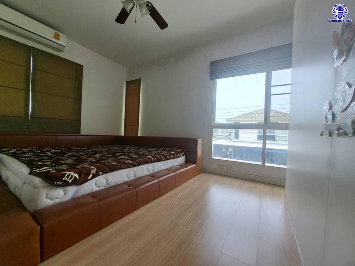 บ้านเดี่ยวมือสองนนทบุรี โครงการ อินนิซิโอ ปิ่นเกล้า-วงแหวน เนื้อที่ 50.40 ตร.ว. พื้นที่ใช้สอย 167 ตร.ม. ฟังก์ชัน 3 ห้องนอน 2 ห้องน้ำ 2 ที่จอดรถ พร้อมของแถมอีกหลายรายการ บนทำเลเดินทางสะดวก เชื่อมต่อทั้งปิ่นเกล้า-ศาลายา ใกล้เซ็นทรัลเวสต์เกต รถไฟฟ้าสายสีม่วง "สถานีตลาดบางใหญ่" และทางด่วน "กาญจนาภิเษก"