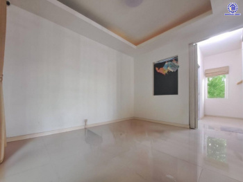 บ้านเดี่ยวมือสองนนทบุรี โครงการ อินนิซิโอ ปิ่นเกล้า-วงแหวน เนื้อที่ 50.40 ตร.ว. พื้นที่ใช้สอย 167 ตร.ม. ฟังก์ชัน 3 ห้องนอน 2 ห้องน้ำ 2 ที่จอดรถ พร้อมของแถมอีกหลายรายการ บนทำเลเดินทางสะดวก เชื่อมต่อทั้งปิ่นเกล้า-ศาลายา ใกล้เซ็นทรัลเวสต์เกต รถไฟฟ้าสายสีม่วง "สถานีตลาดบางใหญ่" และทางด่วน "กาญจนาภิเษก"