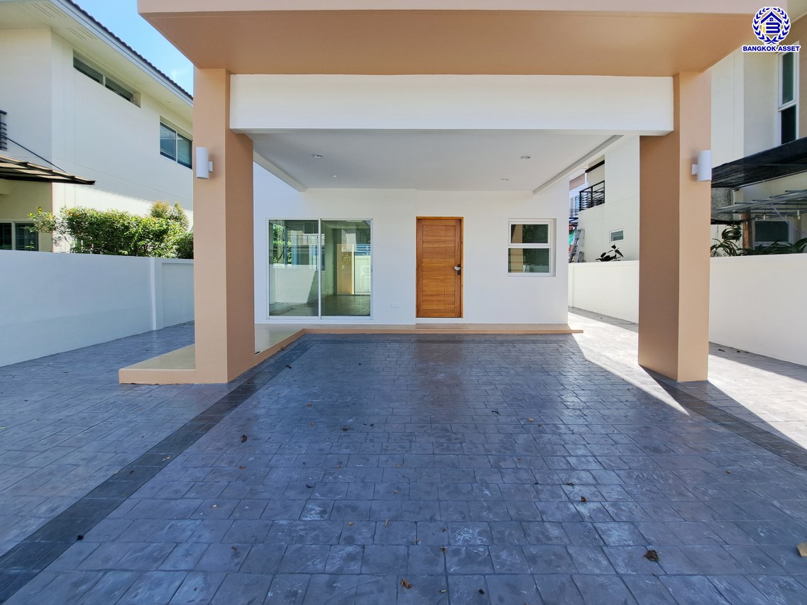 บ้านแฝดมือสองกรุงเทพ โครงการ บ้านต้นไม้ ดอนเมือง-เทิดราชัน เนื้อที่ 41.40 ตร.ว. พื้นที่ใช้สอย 165 ตร.ม. ฟังก์ชัน 3 ห้องนอน 2 ห้องน้ำ 2 ที่จอดรถ บนทำเลเดินทางสะดวก เชื่อมต่อเชื่อมต่อถนนสรงประภา, ถนนวิภาวดีรังสิต, ถนนศรีสมาน ใกล้โครงการรถไฟฟ้าสายสีแดง "สถานีรังสิต" และใกล้จุดขึ้นทางด่วนพิเศษ "ศรีรัช" จองเลย!