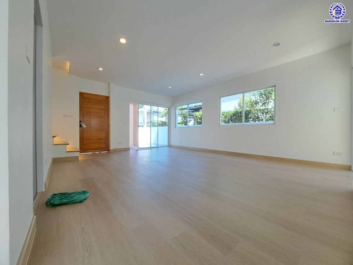 บ้านแฝดมือสองกรุงเทพ โครงการ บ้านต้นไม้ ดอนเมือง-เทิดราชัน เนื้อที่ 41.40 ตร.ว. พื้นที่ใช้สอย 165 ตร.ม. ฟังก์ชัน 3 ห้องนอน 2 ห้องน้ำ 2 ที่จอดรถ บนทำเลเดินทางสะดวก เชื่อมต่อเชื่อมต่อถนนสรงประภา, ถนนวิภาวดีรังสิต, ถนนศรีสมาน ใกล้โครงการรถไฟฟ้าสายสีแดง "สถานีรังสิต" และใกล้จุดขึ้นทางด่วนพิเศษ "ศรีรัช" จองเลย!