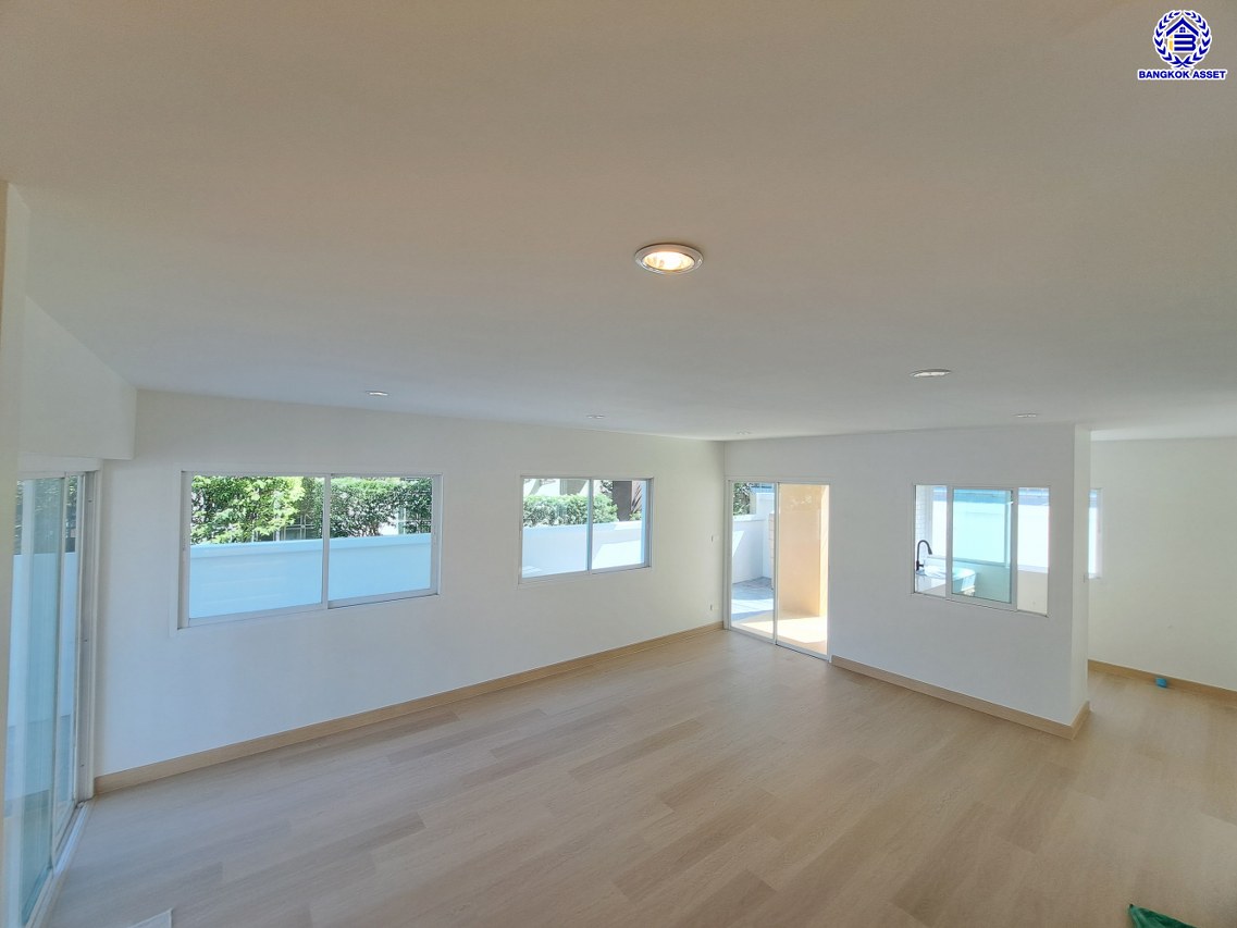 บ้านแฝดมือสองกรุงเทพ โครงการ บ้านต้นไม้ ดอนเมือง-เทิดราชัน เนื้อที่ 41.40 ตร.ว. พื้นที่ใช้สอย 165 ตร.ม. ฟังก์ชัน 3 ห้องนอน 2 ห้องน้ำ 2 ที่จอดรถ บนทำเลเดินทางสะดวก เชื่อมต่อเชื่อมต่อถนนสรงประภา, ถนนวิภาวดีรังสิต, ถนนศรีสมาน ใกล้โครงการรถไฟฟ้าสายสีแดง "สถานีรังสิต" และใกล้จุดขึ้นทางด่วนพิเศษ "ศรีรัช" จองเลย!