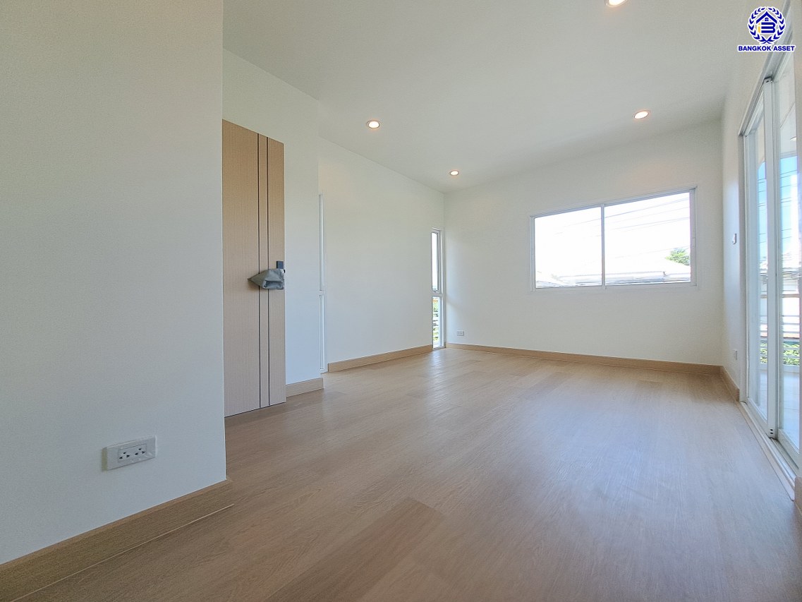 บ้านแฝดมือสองกรุงเทพ โครงการ บ้านต้นไม้ ดอนเมือง-เทิดราชัน เนื้อที่ 41.40 ตร.ว. พื้นที่ใช้สอย 165 ตร.ม. ฟังก์ชัน 3 ห้องนอน 2 ห้องน้ำ 2 ที่จอดรถ บนทำเลเดินทางสะดวก เชื่อมต่อเชื่อมต่อถนนสรงประภา, ถนนวิภาวดีรังสิต, ถนนศรีสมาน ใกล้โครงการรถไฟฟ้าสายสีแดง "สถานีรังสิต" และใกล้จุดขึ้นทางด่วนพิเศษ "ศรีรัช" จองเลย!