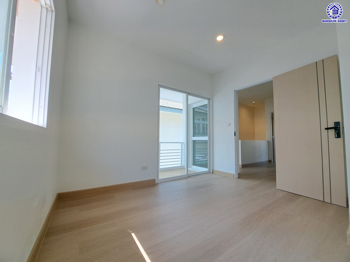 บ้านแฝดมือสองกรุงเทพ โครงการ บ้านต้นไม้ ดอนเมือง-เทิดราชัน เนื้อที่ 41.40 ตร.ว. พื้นที่ใช้สอย 165 ตร.ม. ฟังก์ชัน 3 ห้องนอน 2 ห้องน้ำ 2 ที่จอดรถ บนทำเลเดินทางสะดวก เชื่อมต่อเชื่อมต่อถนนสรงประภา, ถนนวิภาวดีรังสิต, ถนนศรีสมาน ใกล้โครงการรถไฟฟ้าสายสีแดง "สถานีรังสิต" และใกล้จุดขึ้นทางด่วนพิเศษ "ศรีรัช" จองเลย!