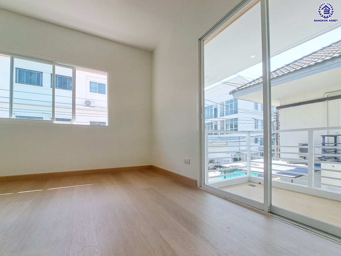 บ้านแฝดมือสองกรุงเทพ โครงการ บ้านต้นไม้ ดอนเมือง-เทิดราชัน เนื้อที่ 41.40 ตร.ว. พื้นที่ใช้สอย 165 ตร.ม. ฟังก์ชัน 3 ห้องนอน 2 ห้องน้ำ 2 ที่จอดรถ บนทำเลเดินทางสะดวก เชื่อมต่อเชื่อมต่อถนนสรงประภา, ถนนวิภาวดีรังสิต, ถนนศรีสมาน ใกล้โครงการรถไฟฟ้าสายสีแดง "สถานีรังสิต" และใกล้จุดขึ้นทางด่วนพิเศษ "ศรีรัช" จองเลย!