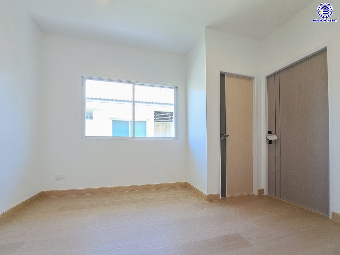 บ้านแฝดมือสองกรุงเทพ โครงการ บ้านต้นไม้ ดอนเมือง-เทิดราชัน เนื้อที่ 41.40 ตร.ว. พื้นที่ใช้สอย 165 ตร.ม. ฟังก์ชัน 3 ห้องนอน 2 ห้องน้ำ 2 ที่จอดรถ บนทำเลเดินทางสะดวก เชื่อมต่อเชื่อมต่อถนนสรงประภา, ถนนวิภาวดีรังสิต, ถนนศรีสมาน ใกล้โครงการรถไฟฟ้าสายสีแดง "สถานีรังสิต" และใกล้จุดขึ้นทางด่วนพิเศษ "ศรีรัช" จองเลย!