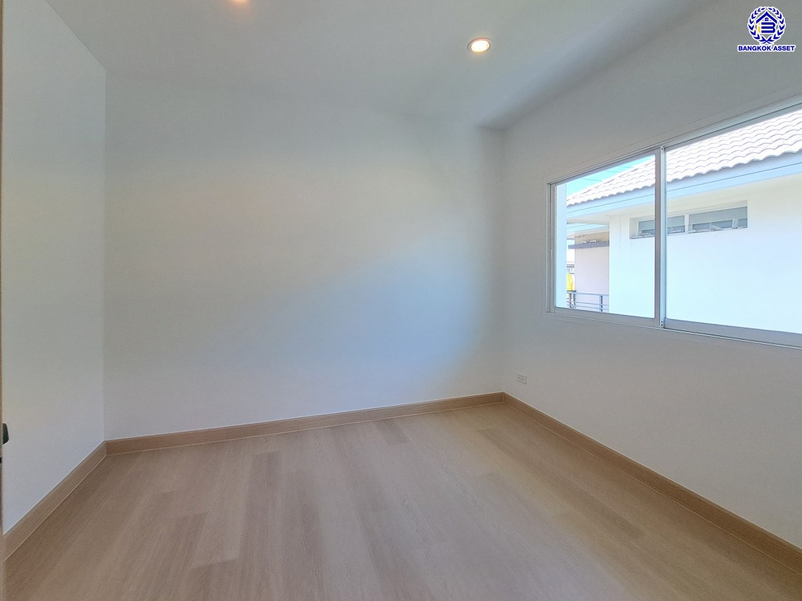 บ้านแฝดมือสองกรุงเทพ โครงการ บ้านต้นไม้ ดอนเมือง-เทิดราชัน เนื้อที่ 41.40 ตร.ว. พื้นที่ใช้สอย 165 ตร.ม. ฟังก์ชัน 3 ห้องนอน 2 ห้องน้ำ 2 ที่จอดรถ บนทำเลเดินทางสะดวก เชื่อมต่อเชื่อมต่อถนนสรงประภา, ถนนวิภาวดีรังสิต, ถนนศรีสมาน ใกล้โครงการรถไฟฟ้าสายสีแดง "สถานีรังสิต" และใกล้จุดขึ้นทางด่วนพิเศษ "ศรีรัช" จองเลย!