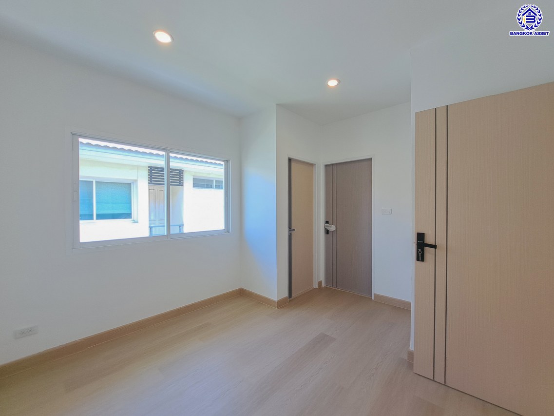 บ้านแฝดมือสองกรุงเทพ โครงการ บ้านต้นไม้ ดอนเมือง-เทิดราชัน เนื้อที่ 41.40 ตร.ว. พื้นที่ใช้สอย 165 ตร.ม. ฟังก์ชัน 3 ห้องนอน 2 ห้องน้ำ 2 ที่จอดรถ บนทำเลเดินทางสะดวก เชื่อมต่อเชื่อมต่อถนนสรงประภา, ถนนวิภาวดีรังสิต, ถนนศรีสมาน ใกล้โครงการรถไฟฟ้าสายสีแดง "สถานีรังสิต" และใกล้จุดขึ้นทางด่วนพิเศษ "ศรีรัช" จองเลย!