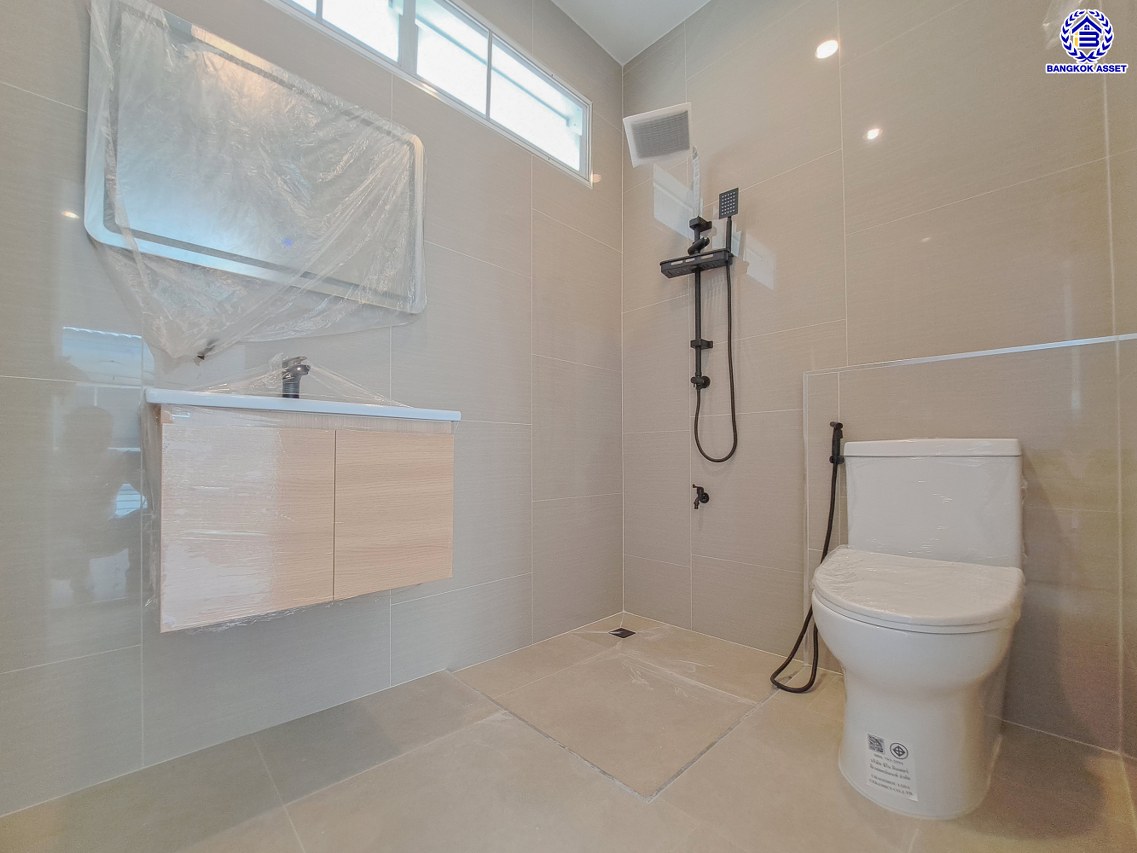 บ้านแฝดมือสองกรุงเทพ โครงการ บ้านต้นไม้ ดอนเมือง-เทิดราชัน เนื้อที่ 41.40 ตร.ว. พื้นที่ใช้สอย 165 ตร.ม. ฟังก์ชัน 3 ห้องนอน 2 ห้องน้ำ 2 ที่จอดรถ บนทำเลเดินทางสะดวก เชื่อมต่อเชื่อมต่อถนนสรงประภา, ถนนวิภาวดีรังสิต, ถนนศรีสมาน ใกล้โครงการรถไฟฟ้าสายสีแดง "สถานีรังสิต" และใกล้จุดขึ้นทางด่วนพิเศษ "ศรีรัช" จองเลย!