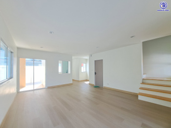 บ้านแฝดมือสองกรุงเทพ โครงการ บ้านต้นไม้ ดอนเมือง-เทิดราชัน เนื้อที่ 41.40 ตร.ว. พื้นที่ใช้สอย 165 ตร.ม. ฟังก์ชัน 3 ห้องนอน 2 ห้องน้ำ 2 ที่จอดรถ บนทำเลเดินทางสะดวก เชื่อมต่อเชื่อมต่อถนนสรงประภา, ถนนวิภาวดีรังสิต, ถนนศรีสมาน ใกล้โครงการรถไฟฟ้าสายสีแดง "สถานีรังสิต" และใกล้จุดขึ้นทางด่วนพิเศษ "ศรีรัช" จองเลย!