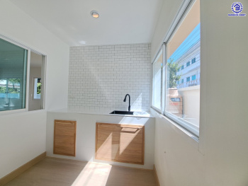 บ้านแฝดมือสองกรุงเทพ โครงการ บ้านต้นไม้ ดอนเมือง-เทิดราชัน เนื้อที่ 41.40 ตร.ว. พื้นที่ใช้สอย 165 ตร.ม. ฟังก์ชัน 3 ห้องนอน 2 ห้องน้ำ 2 ที่จอดรถ บนทำเลเดินทางสะดวก เชื่อมต่อเชื่อมต่อถนนสรงประภา, ถนนวิภาวดีรังสิต, ถนนศรีสมาน ใกล้โครงการรถไฟฟ้าสายสีแดง "สถานีรังสิต" และใกล้จุดขึ้นทางด่วนพิเศษ "ศรีรัช" จองเลย!