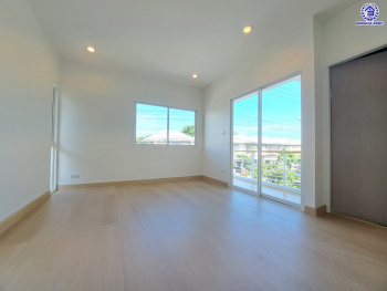 บ้านแฝดมือสองกรุงเทพ โครงการ บ้านต้นไม้ ดอนเมือง-เทิดราชัน เนื้อที่ 41.40 ตร.ว. พื้นที่ใช้สอย 165 ตร.ม. ฟังก์ชัน 3 ห้องนอน 2 ห้องน้ำ 2 ที่จอดรถ บนทำเลเดินทางสะดวก เชื่อมต่อเชื่อมต่อถนนสรงประภา, ถนนวิภาวดีรังสิต, ถนนศรีสมาน ใกล้โครงการรถไฟฟ้าสายสีแดง "สถานีรังสิต" และใกล้จุดขึ้นทางด่วนพิเศษ "ศรีรัช" จองเลย!