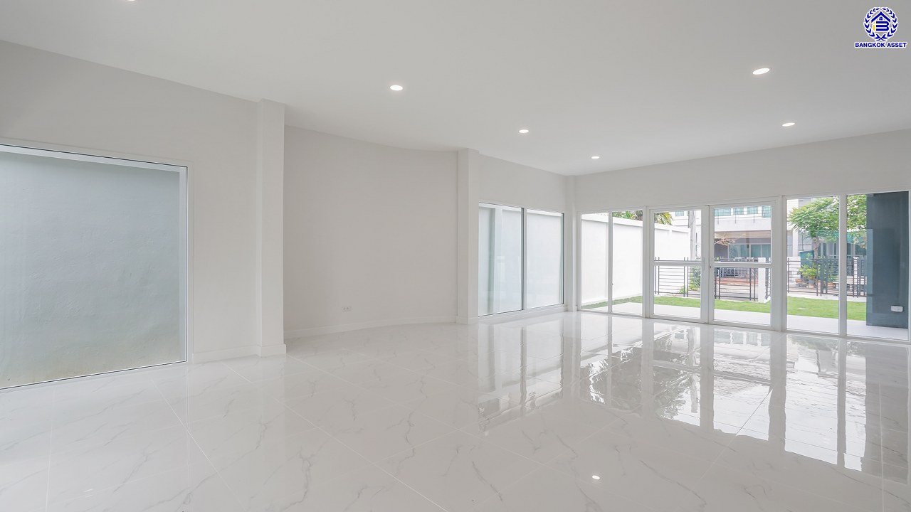 บ้านมือสองตกแต่งใหม่ โครงการ รัชชา5 บางใหญ่ หลังมุม เนื้อที่ 99.6 ตร.ว. พื้นที่ใช้สอย 306.19 ตร.ม. ฟังก์ชัน 3 ห้องนอน 3 ห้องน้ำ จอดรถได้ 2 คัน บนทำเลใกล้ถนนใหญ่ เชื่อมต่อถนนกาญจนาภิเษก, ถนนรัตนาธิเบศร์ ใกล้เซ็นทรัลเวสต์เกต ทางด่วน "ศรีรัช" และรถไฟฟ้าสายสีม่วง "สถานีสามแยกบางใหญ่"